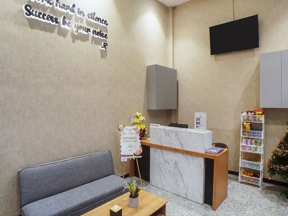 Медан: SUPER OYO Capital O 92066 Papakoel Hotel & Cafe