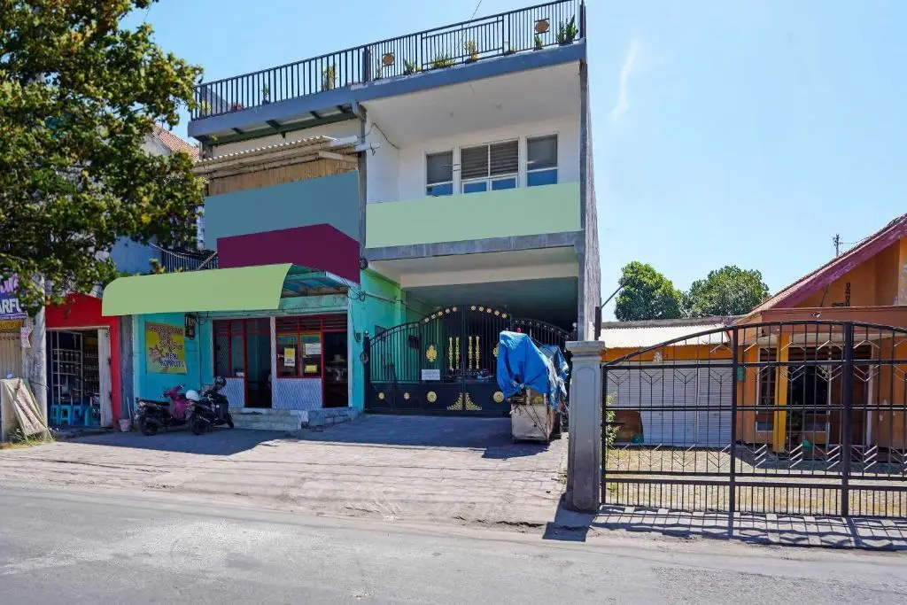 Сурабая: OYO Life 91670 Mannsur Homestay Syariah