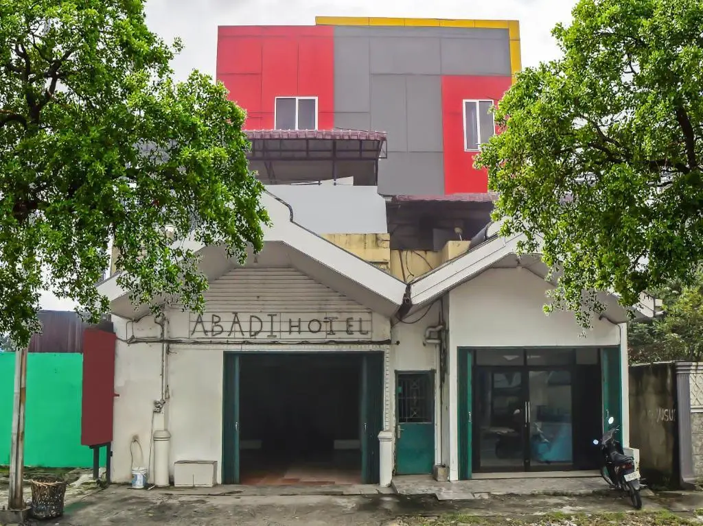 OYO 91976 Abadi Hotel — фото 1