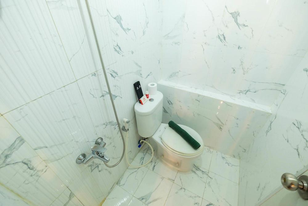 Джакарта: Spacious Studio Room at Green Pramuka Apartment
