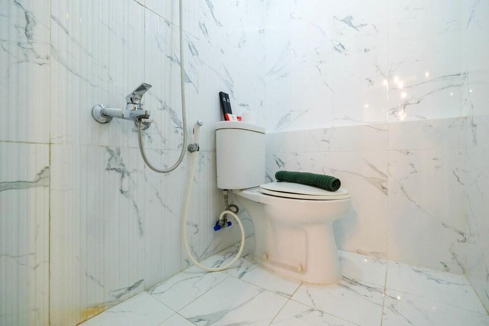 Джакарта: Spacious Studio Room at Green Pramuka Apartment