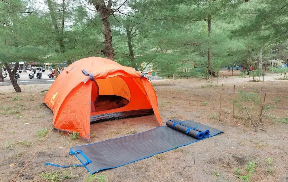 Батуретно: Pantai Ayunan Camp Goa Cemara