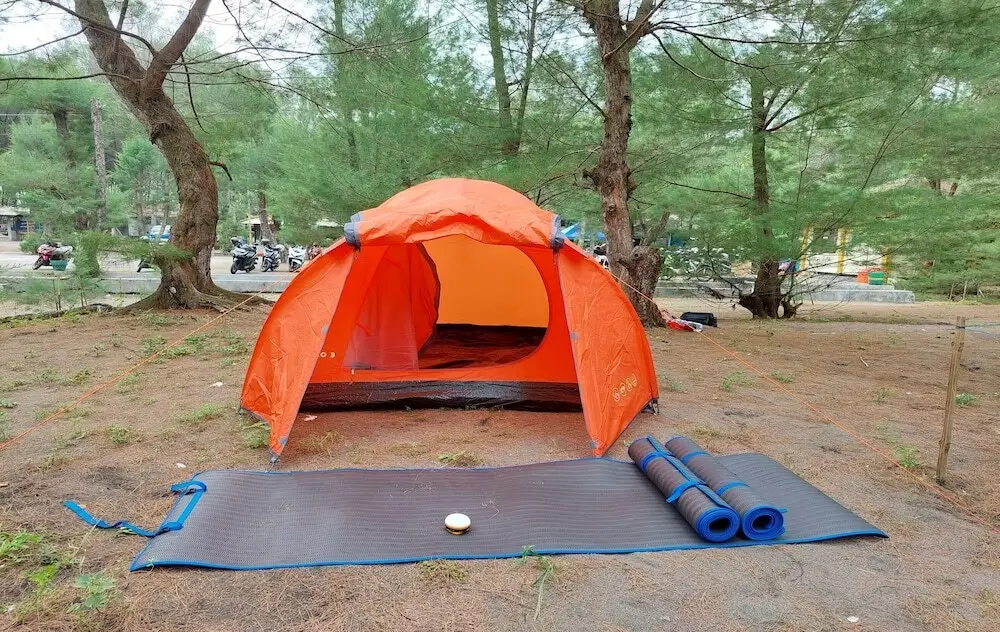 Батуретно: Pantai Ayunan Camp Goa Cemara