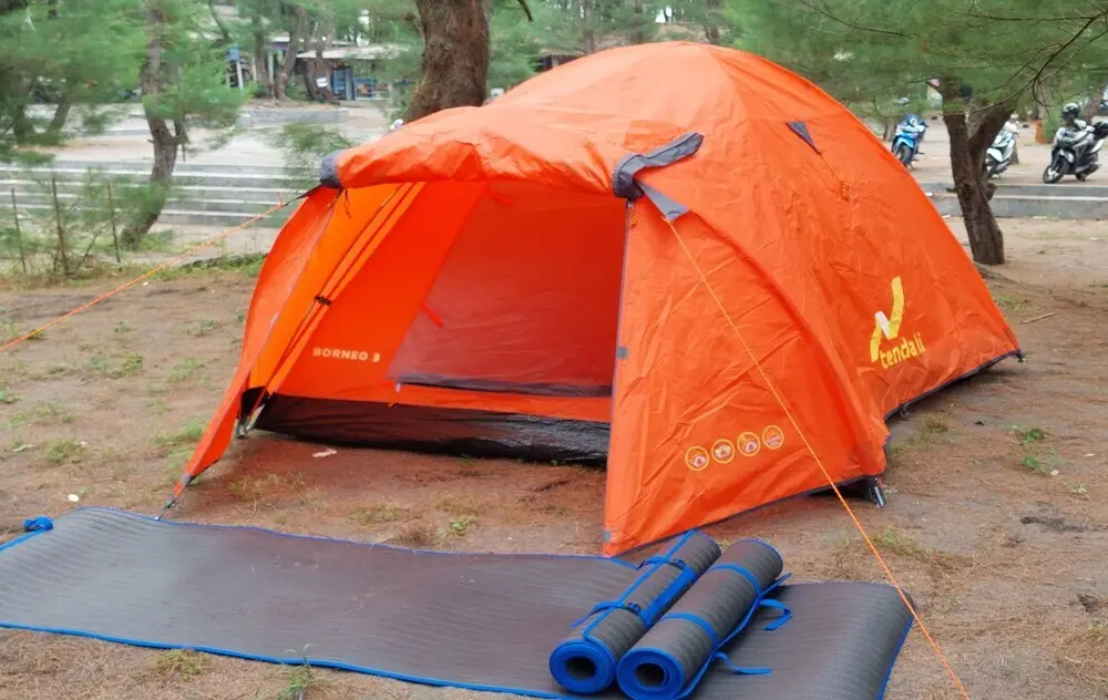 Батуретно: Pantai Ayunan Camp Goa Cemara
