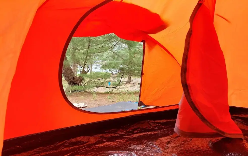 Батуретно: Pantai Ayunan Camp Goa Cemara