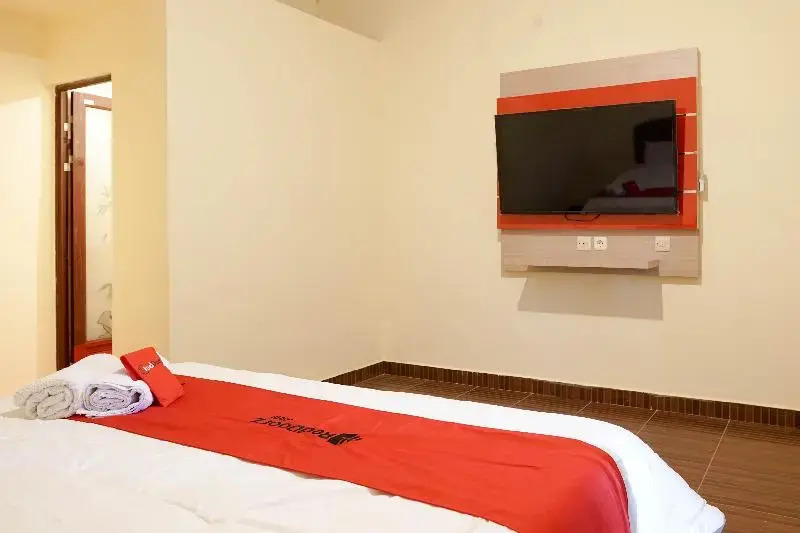 Умеаньяр: RedDoorz near Buleleng Harbour 2