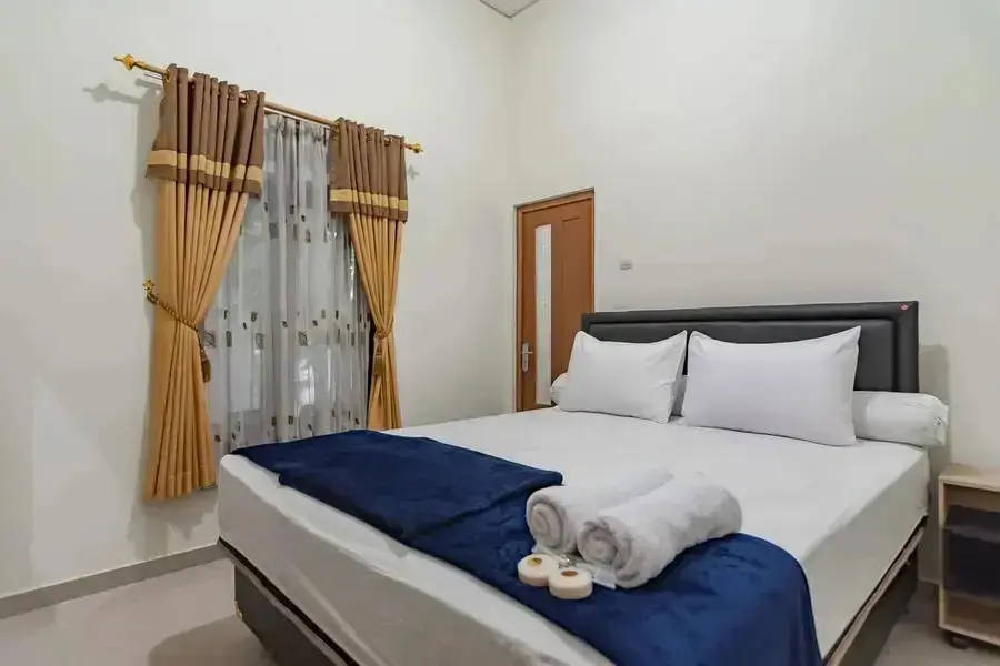 Чиребон: The Lima Guest House Syariah By RedDoorz