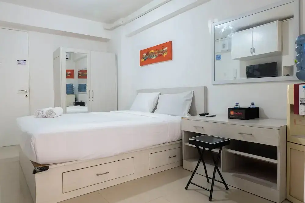 Джакарта: Tidy Studio Apartment at Bassura City near Shopping Mall