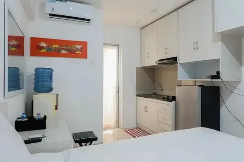 Tidy Studio Apartment at Bassura City near Shopping Mall — фото 1