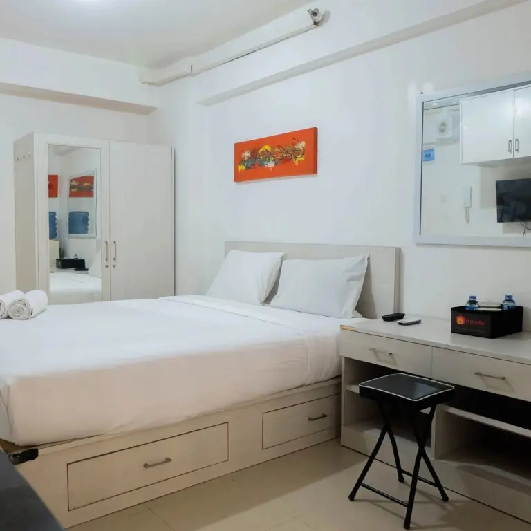 Джакарта: Tidy Studio Apartment at Bassura City near Shopping Mall