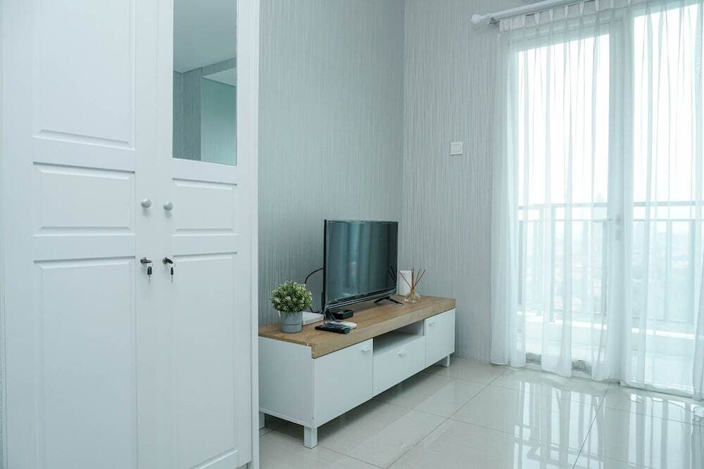 Джакарта: New Furnished and Comfortable Studio Woodland Park Apartment