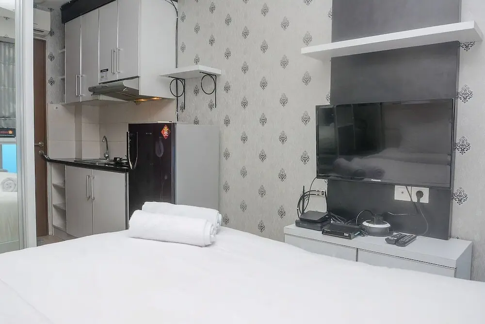 Джакарта: Comfort with City View Studio Tifolia Apartment