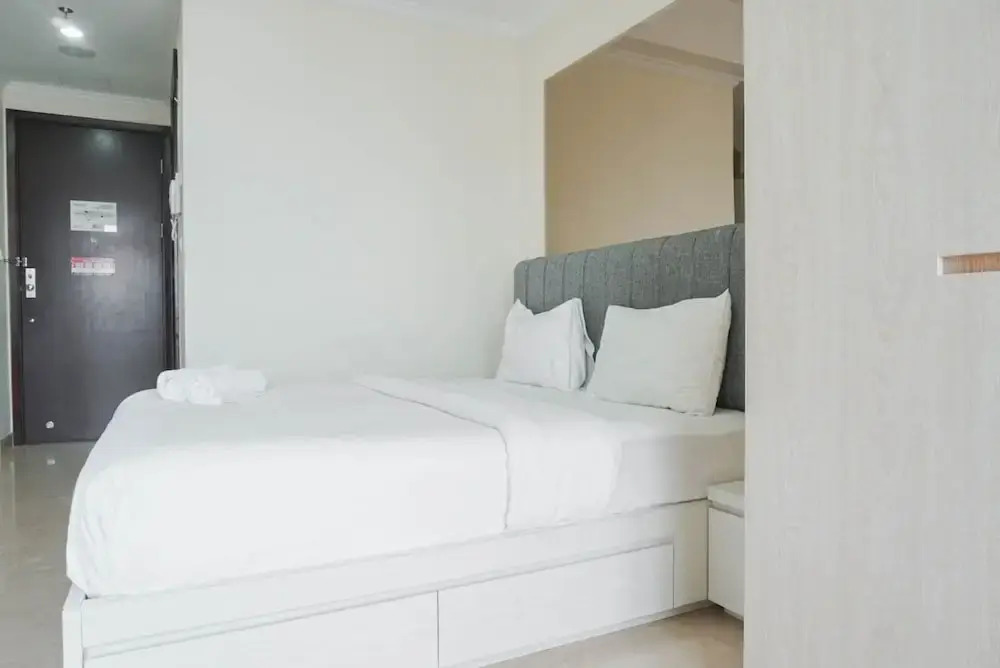 Best Studio with Pool View at Menteng Park Apartment — фото 1