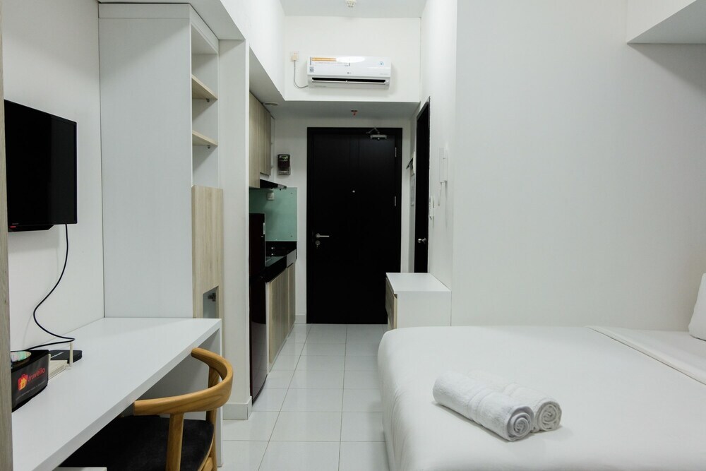 Legok: Elegant Studio at Casa De Parco Apartment