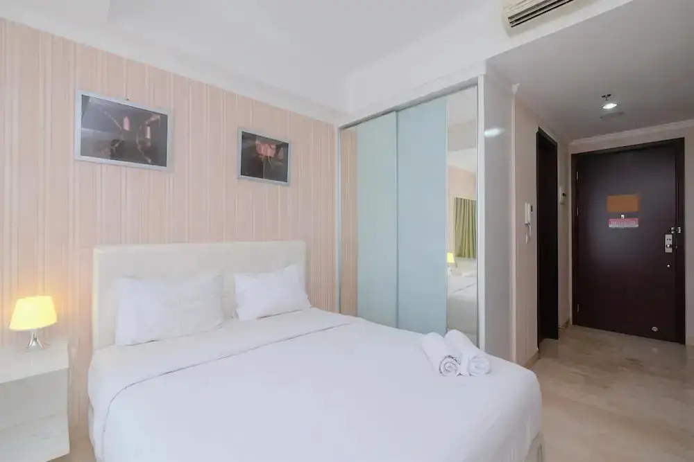 Homey And Comfy Studio Room At Menteng Park Apartment — фото 1
