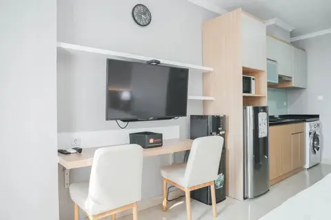 Comfort And Cozy Studio At Menteng Park Apartment — фото 1