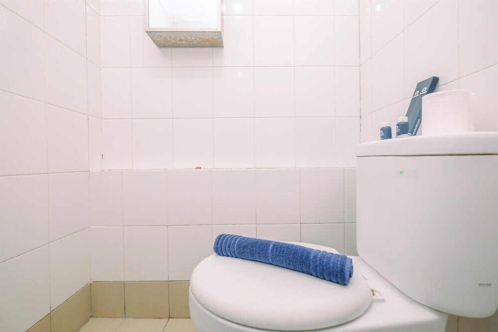 Джакарта: Comfort Studio at Bassura City Apartment