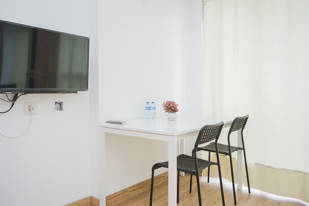 Legok: Fancy And Nice Studio Room At Casa De Parco Apartment