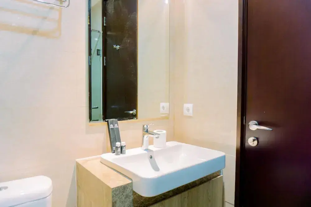 Джакарта: Modern Look And Comfort Studio At Menteng Park Apartment