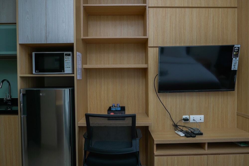 Джакарта: Elegant Studio at Menteng Park Apartment
