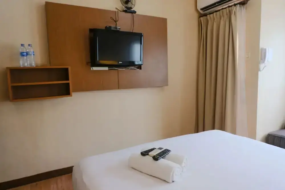 Бандунг: Homey Studio Room No Kitchen At Grand Setiabudi Apartment