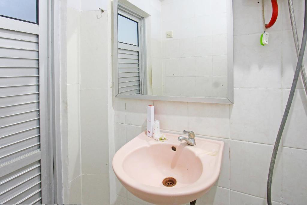 Матарам: OYO 91516 Wisata Hotel