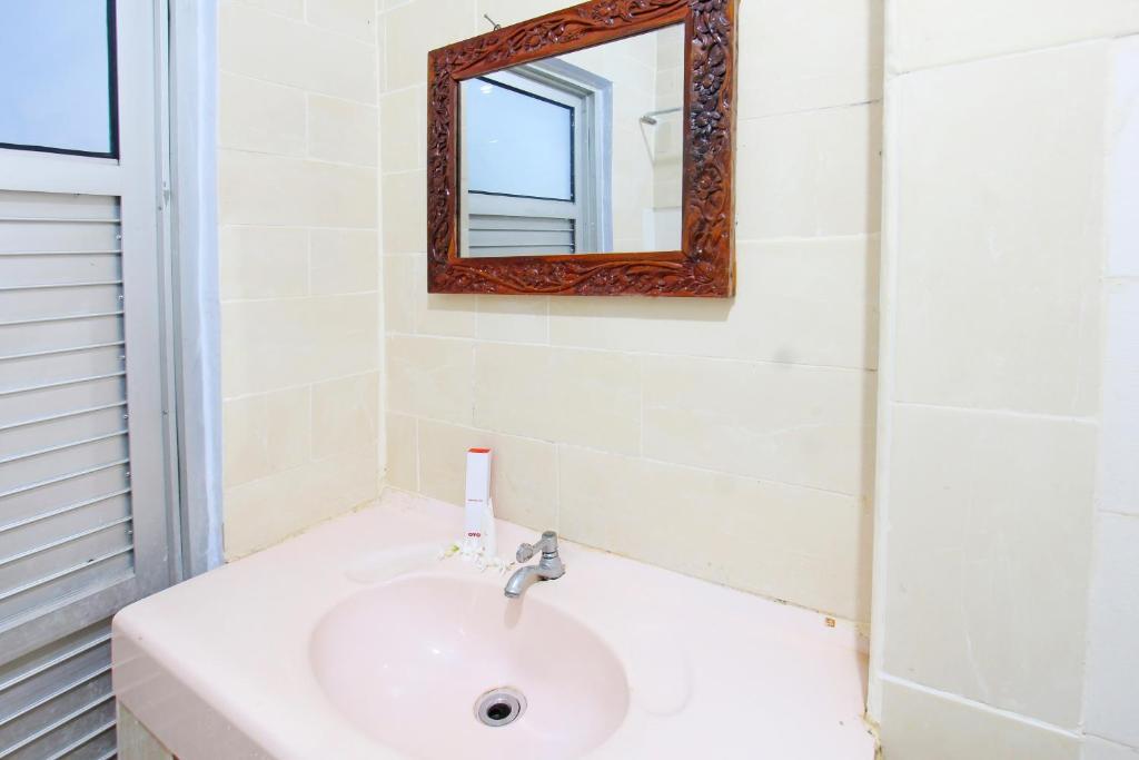 Матарам: OYO 91516 Wisata Hotel