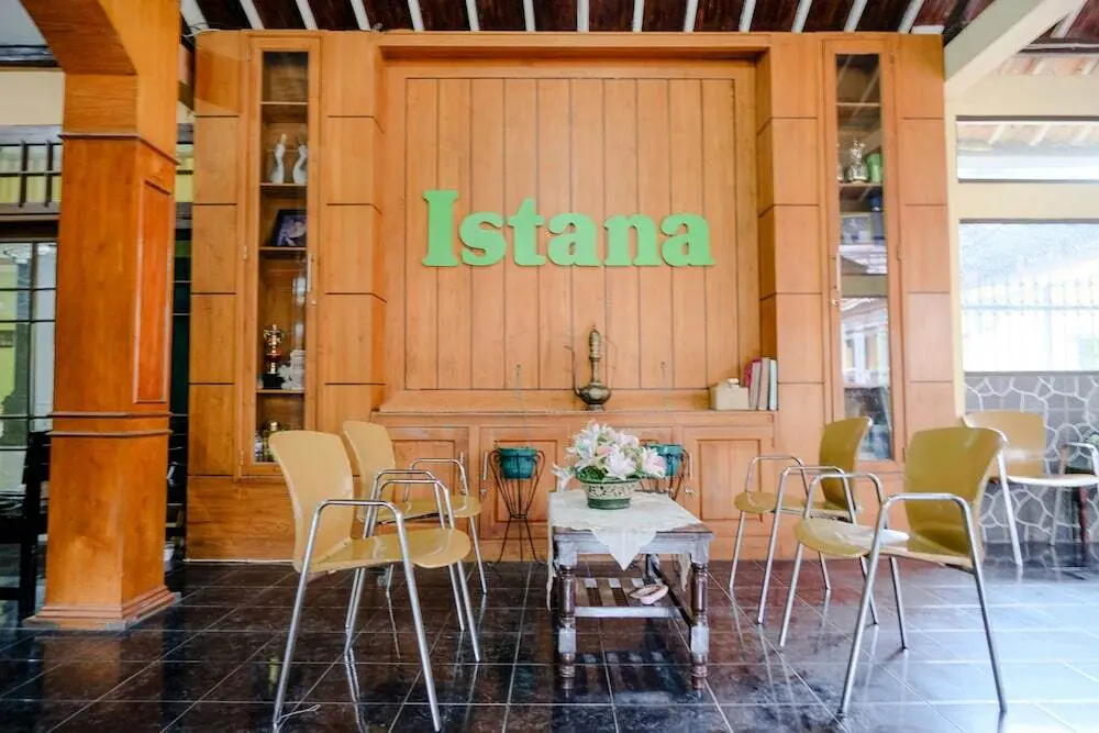 Нганджук: Hotel Istana Family by OYO Rooms