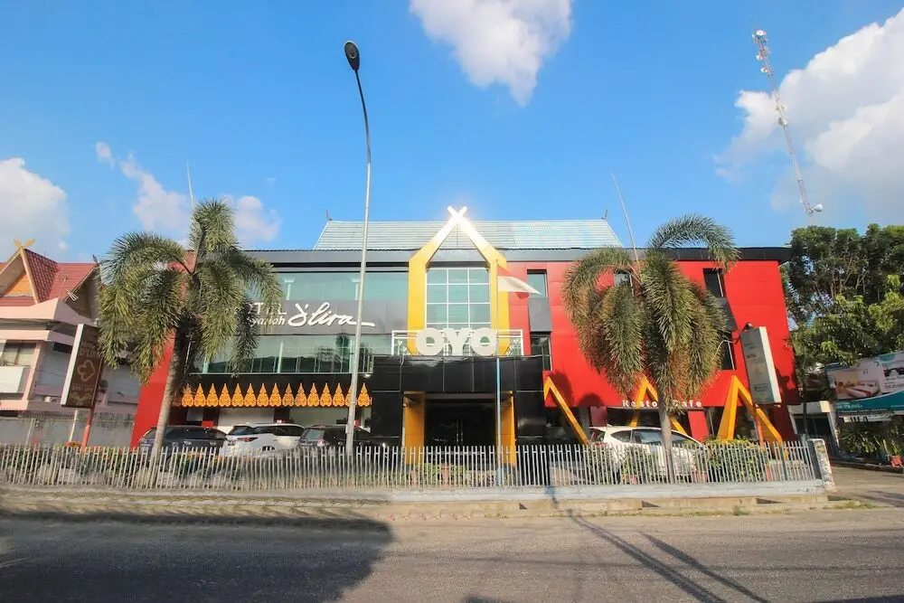 Пеканбару: Oyo 1298 Dlira Syariah Hotel