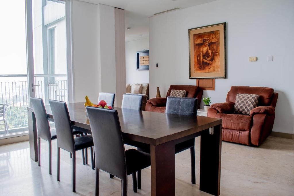 Бандунг: Dago Suite 3BR Luxury Apartment