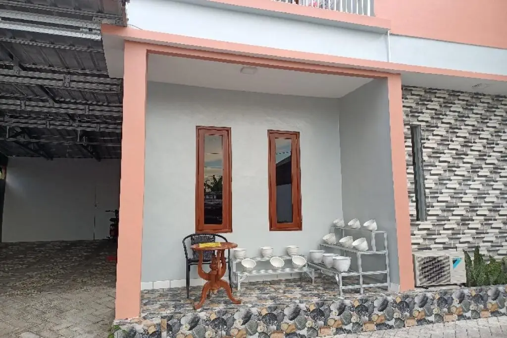 Сурабая: OYO 90663 Valencia Kost