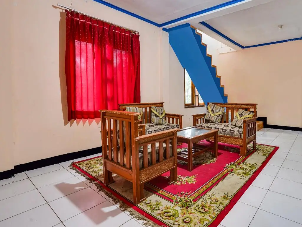 Паромпонг: OYO Homes 90915 Eco Tourism Desa Cihanjuang Rahayu Ciwangun Indah Camp Villas