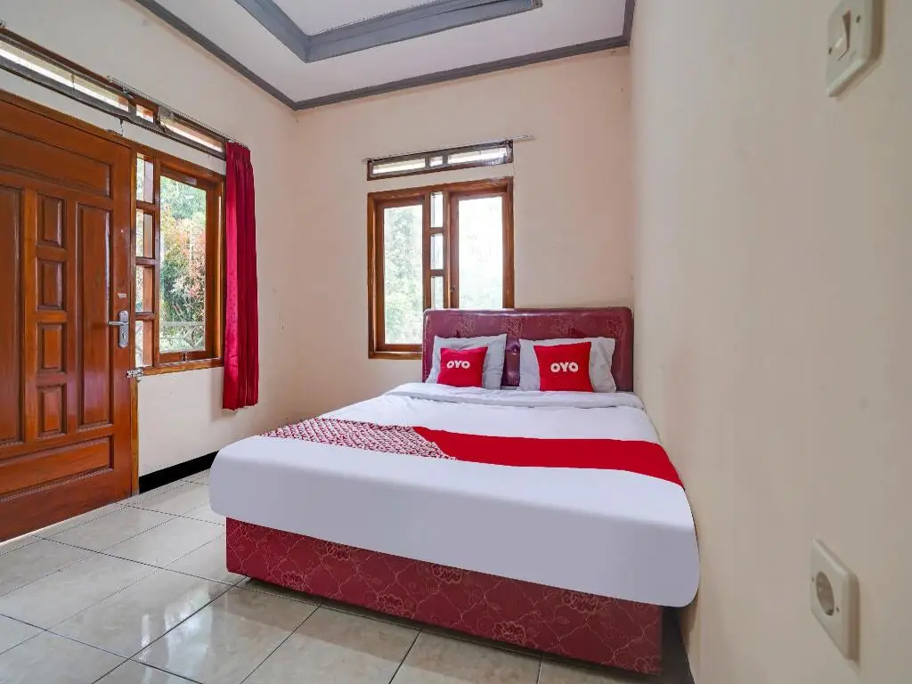 Паромпонг: OYO Homes 90915 Eco Tourism Desa Cihanjuang Rahayu Ciwangun Indah Camp Villas