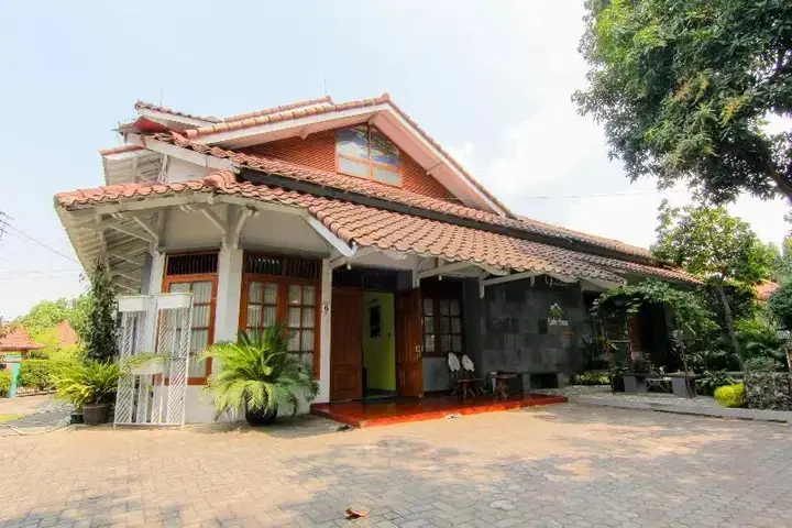 Депок: Embe Enem Homestay by ZUZU