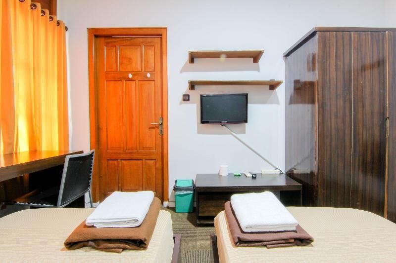 Депок: Embe Enem Homestay by ZUZU