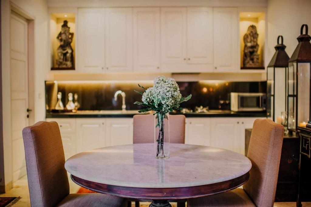Кута: Mosan House - unique art-filled gem in perfect location a short walk from the beach or Seminyak Square
