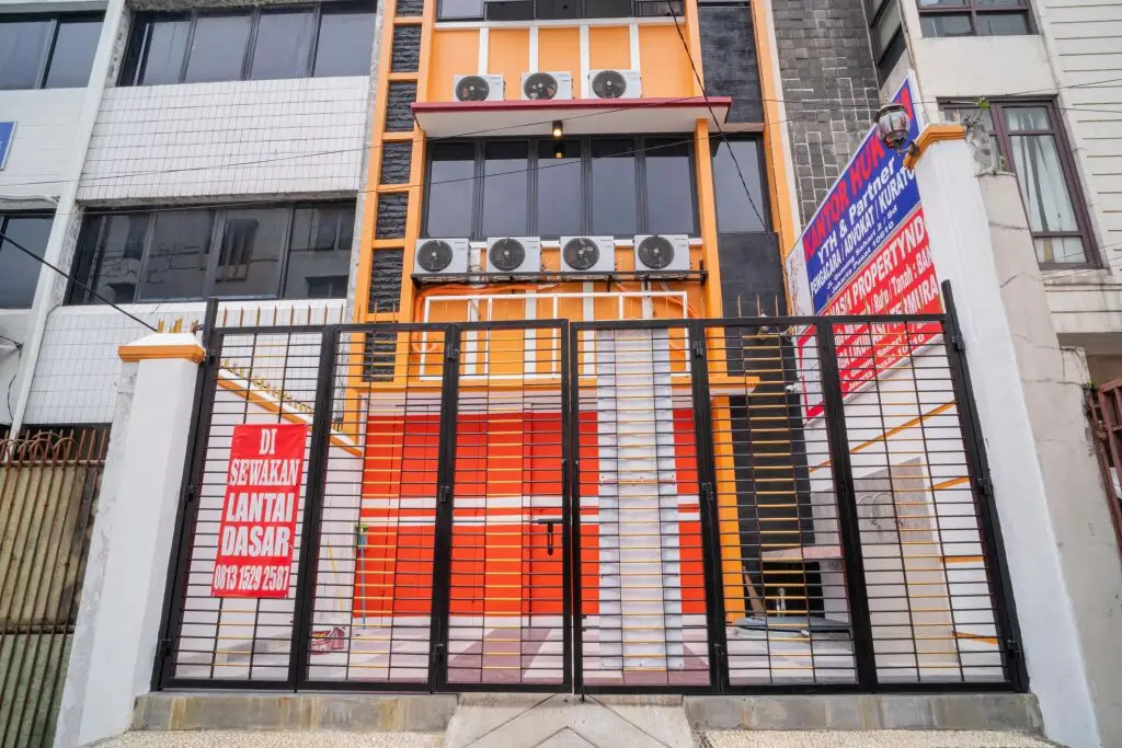 RedDoorz near Stasiun Senen — фото 1
