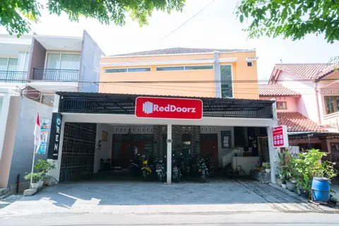 RedDoorz near Matahari Singosaren Solo — фото 1