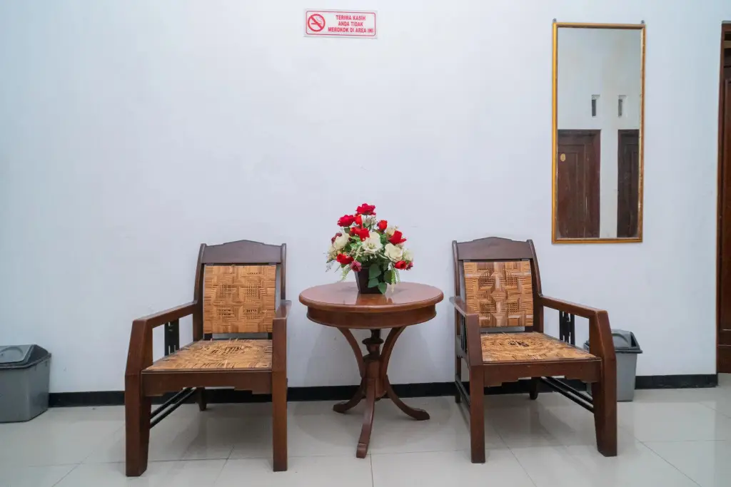 Суракарта: RedDoorz near Matahari Singosaren Solo