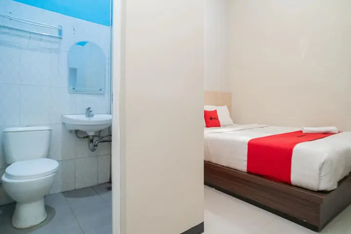 Суракарта: RedDoorz near Matahari Singosaren Solo