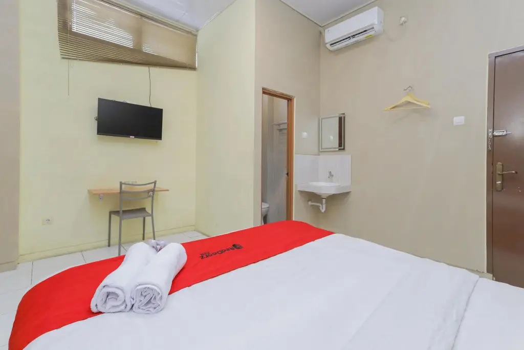 Сурабая: RedDoorz near BG Junction Surabaya
