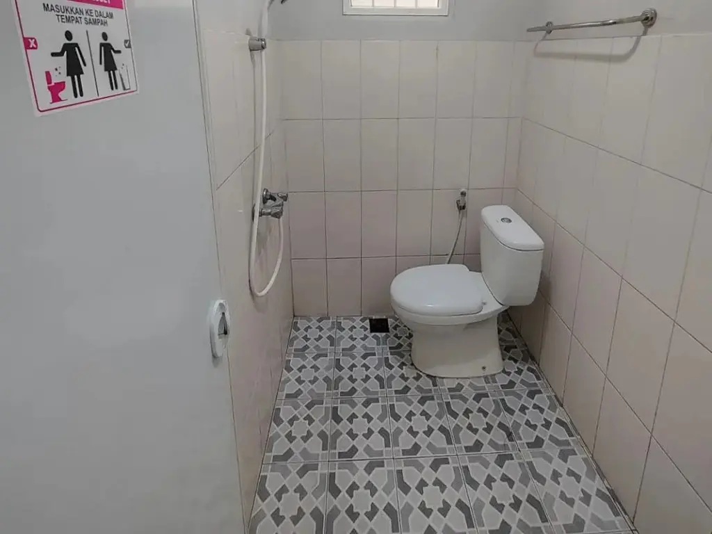Бату: RedDoorz near Alun Alun Batu 2