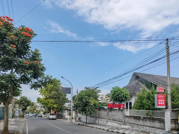 Бату: RedDoorz near Alun Alun Batu 2