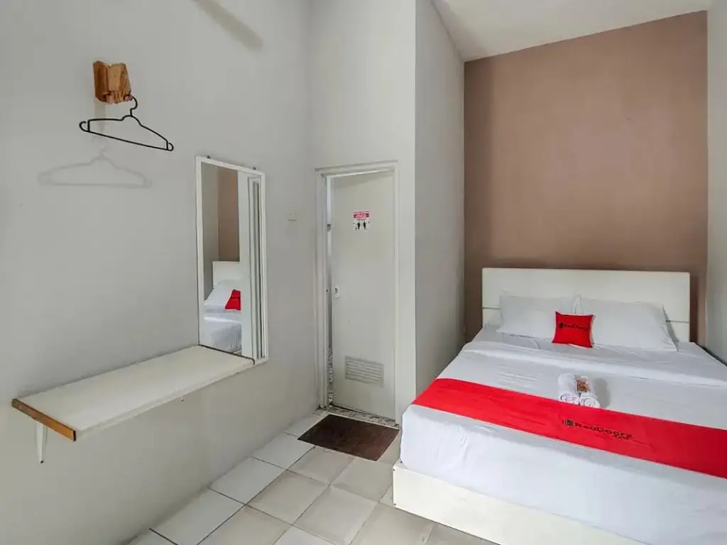 Бату: RedDoorz near Alun Alun Batu 2