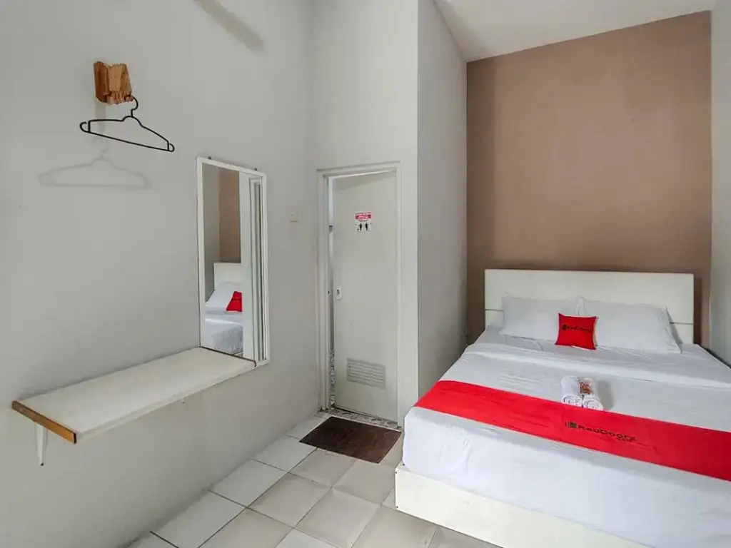 Бату: RedDoorz near Alun Alun Batu 2