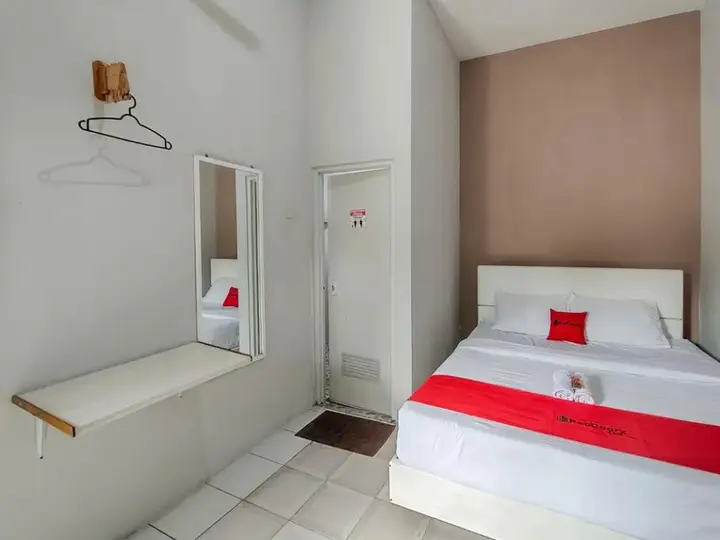 Бату: RedDoorz near Alun Alun Batu 2