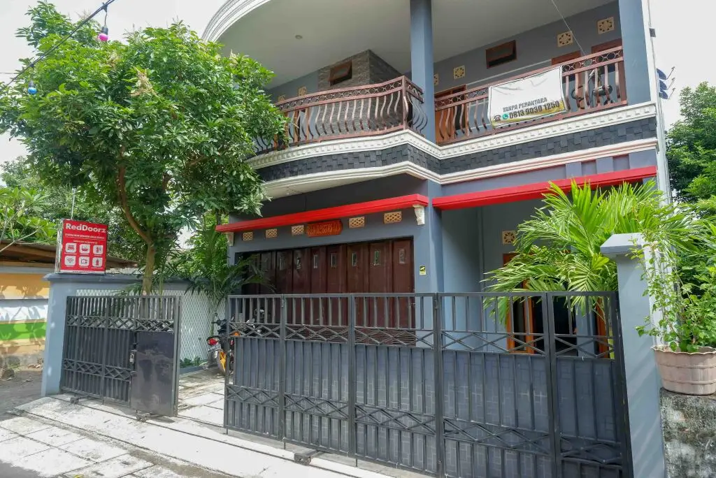 Ngaglik: RedDoorz Syariah near Monumen Jogja Kembali
