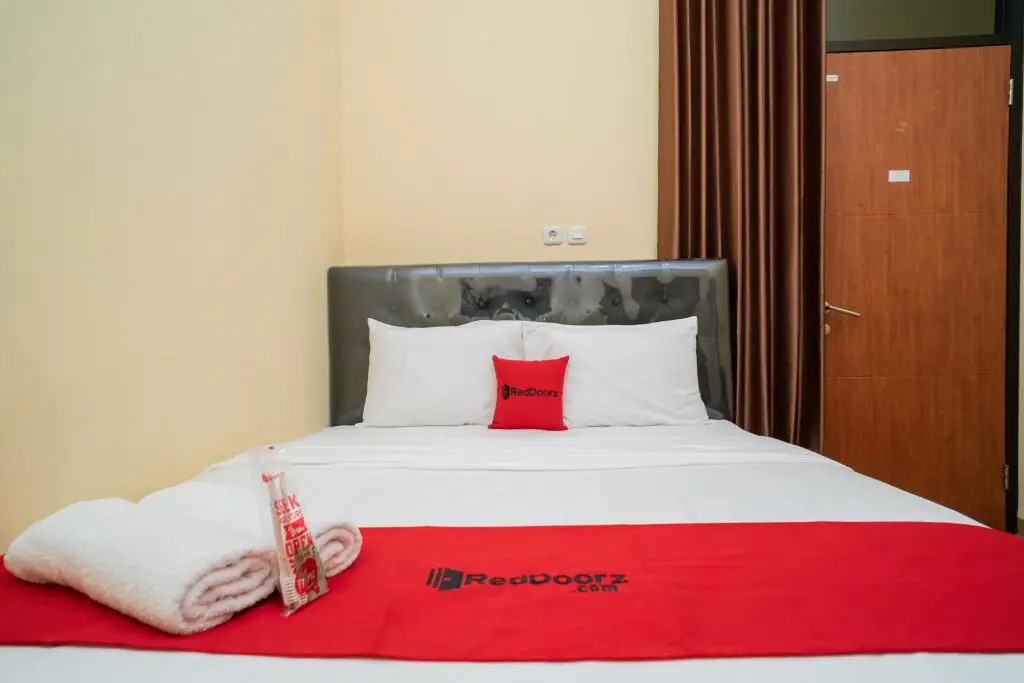 Сурабая: RedDoorz Syariah near Jembatan Merah Plaza