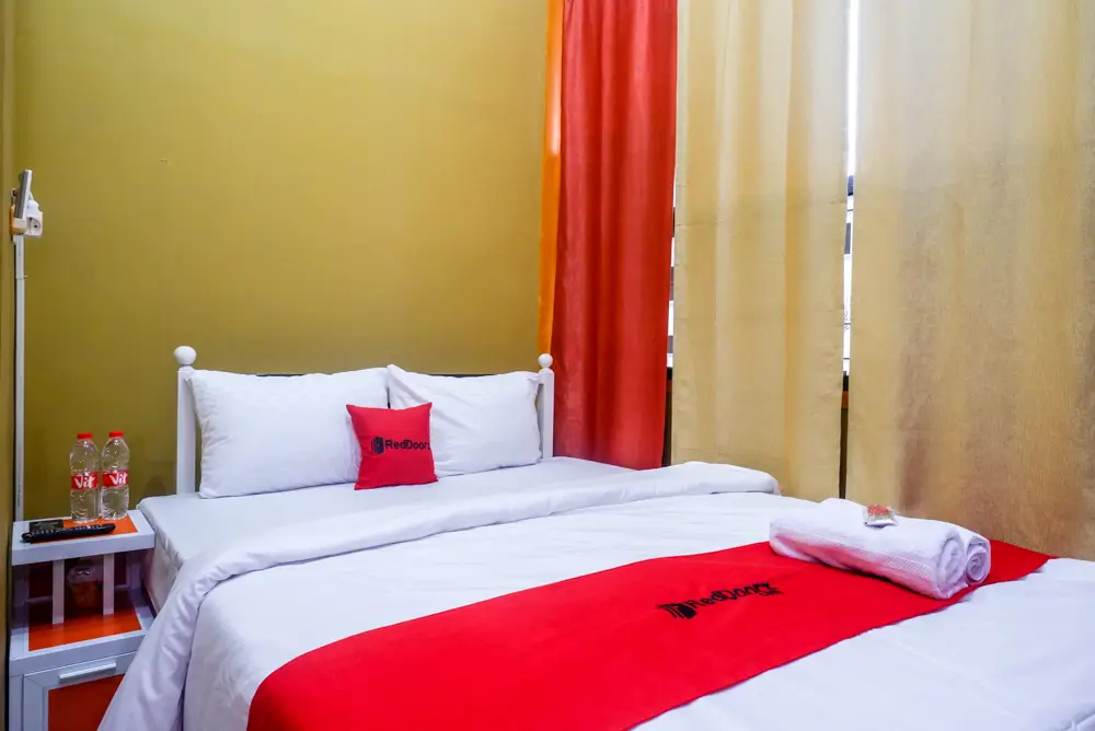 Караганьяр: RedDoorz Syariah near Exit Toll Ngemplak Solo