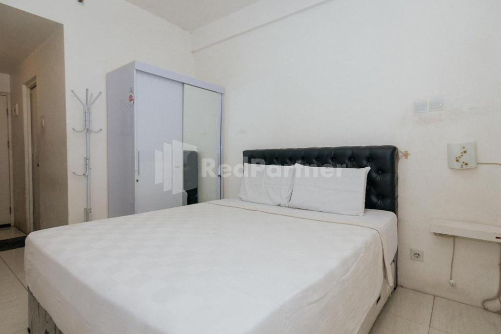 Тангеранг: RedLiving Apartemen Skylounge Tamansari - Vanez Room